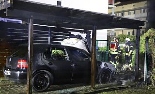 Der VW Golf im Carport erlitt erhebliche Brandschäden. - Charlotte Mahncke Der VW Golf im Carport erlitt erhebliche Brandschäden. - Charlotte Mahncke