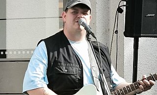 Überraschte die Bünder in der Eschstraße beim Frühlingsfest: Isaak Guderian trat dieses Jahr für Deutschland beim Eurovision Song Contest an. - Matthias Seewald Überraschte die Bünder in der Eschstraße beim Frühlingsfest: Isaak Guderian trat dieses Jahr für Deutschland beim Eurovision Song Contest an. - Matthias Seewald