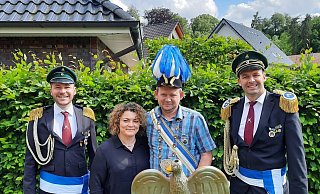Adjutant Michael Evers (v. l.), das Königspaar Valentina und Johann Becker sowie Oberst Ulrich Redeker. Foto: Schützen - Schützen Adjutant Michael Evers (v. l.), das Königspaar Valentina und Johann Becker sowie Oberst Ulrich Redeker. Foto: Schützen - Schützen
