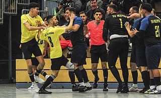 Wellensieks Yasin Allouch (2. v. l., Nr 8), mischte auch bei einer Rangelei im Spiel gegen Heepen mit. Sonst konzentriert sich aufs Kicken. - © Jörg Dieckmann Wellensieks Yasin Allouch (2. v. l., Nr 8), mischte auch bei einer Rangelei im Spiel gegen Heepen mit. Sonst konzentriert sich aufs Kicken. - © Jörg Dieckmann
