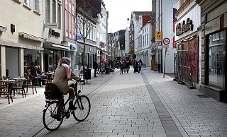 Die Bäckerstraße hat bei der Sanierung einen dunklen Funktionsstreifen erhalten. - Frank-Michael Kiel-Steinkamp Die Bäckerstraße hat bei der Sanierung einen dunklen Funktionsstreifen erhalten. - Frank-Michael Kiel-Steinkamp