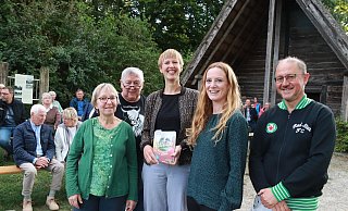 Martina Lange (v. l.) und Jörg Czyborra von der Buchhandlung Blume sowie die Autorinnen Rebecca Schirge und Ann-Christin Meermeier und Museumsleiter Karl Banghard. - Knut Dinter Martina Lange (v. l.) und Jörg Czyborra von der Buchhandlung Blume sowie die Autorinnen Rebecca Schirge und Ann-Christin Meermeier und Museumsleiter Karl Banghard. - Knut Dinter