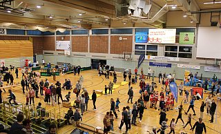 Der Mitmach-Teil des Sportfests zieht zahlreiche Interessierte in die Maspernhalle. - Moritz Jülich Der Mitmach-Teil des Sportfests zieht zahlreiche Interessierte in die Maspernhalle. - Moritz Jülich