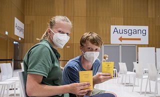 Auch an Schulen darf nun in NRW geimpft werden, und im Bielefelder Impfzentrum werden eine Woche lang mindestens fünf Impfstraßen reserviert. - epd-bild / Thomas Lohnes Auch an Schulen darf nun in NRW geimpft werden, und im Bielefelder Impfzentrum werden eine Woche lang mindestens fünf Impfstraßen reserviert. - epd-bild / Thomas Lohnes