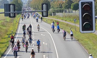 Wenn sich Radfahrer, Skater und Fußgänger die B61 zwischen Herford und Bielefeld erobern, ist der Aktionstag "Ohne Auto mobil". - Ralf Bittner Wenn sich Radfahrer, Skater und Fußgänger die B61 zwischen Herford und Bielefeld erobern, ist der Aktionstag "Ohne Auto mobil". - Ralf Bittner