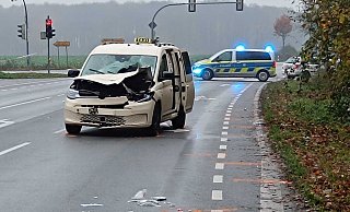 Das Taxi ist im Frontbereich stark beschädigt. - Claus Frickemeier Das Taxi ist im Frontbereich stark beschädigt. - Claus Frickemeier