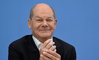 Nach zehn Minuten "Jingle Bells" sagte Kanzler Olaf Scholz: "Jetzt sind alle ganz still und derjenige oder diejenige wird erwischt." - TOBIAS SCHWARZ Nach zehn Minuten "Jingle Bells" sagte Kanzler Olaf Scholz: "Jetzt sind alle ganz still und derjenige oder diejenige wird erwischt." - TOBIAS SCHWARZ