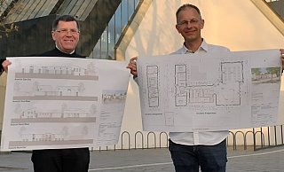 Pfarrer Bernd Haase (l.) und Gemeindereferent Bertold Filthaut machen die Pläne für das neue Pfarrheim jetzt in der Kirche öffentlich. - Kirchengemeinde St. Johannes Nepomuk Hövelhof Pfarrer Bernd Haase (l.) und Gemeindereferent Bertold Filthaut machen die Pläne für das neue Pfarrheim jetzt in der Kirche öffentlich. - Kirchengemeinde St. Johannes Nepomuk Hövelhof