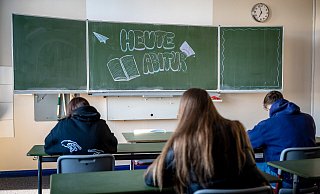 Warten statt Pauken: Die Abiturprüfungen mussten NRW-weit aufgrund einer technischen Panne verschoben werden. - Dpa Warten statt Pauken: Die Abiturprüfungen mussten NRW-weit aufgrund einer technischen Panne verschoben werden. - Dpa