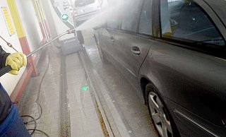 Die Hochdruckpistole mit Strahldüse wurde bei einem Streit in einer Bielefelder Autowaschanlage zu einer Tatwaffe. - Symbolfoto: Gerald Dunkel Die Hochdruckpistole mit Strahldüse wurde bei einem Streit in einer Bielefelder Autowaschanlage zu einer Tatwaffe. - Symbolfoto: Gerald Dunkel