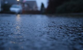 Der gefrierende Regen verwandelte die Straßen in spiegelglatte Flächen. - Katharina Eisele Der gefrierende Regen verwandelte die Straßen in spiegelglatte Flächen. - Katharina Eisele