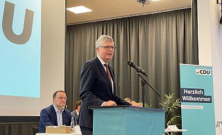 Der CDU-Bundestagsabgeordnete für den Kreis Höxter, Christian Haase, spricht bei der Nominierungsversammlung in Steinheim. Jens Spahn ist auch dabei. - Privat Der CDU-Bundestagsabgeordnete für den Kreis Höxter, Christian Haase, spricht bei der Nominierungsversammlung in Steinheim. Jens Spahn ist auch dabei. - Privat