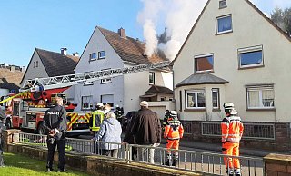 Dichter Rauch quillt während des Löscheinsatzes der Freiwilligen Feuerwehr Höxter aus der Dachgeschosswohnung. - Heinz Kube Dichter Rauch quillt während des Löscheinsatzes der Freiwilligen Feuerwehr Höxter aus der Dachgeschosswohnung. - Heinz Kube