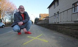 Unter dem gelben Kreuz auf dem Bürgersteig vor der Wohnung von Lutz Brunke ist das Internet kaputt. - Ulf Hanke Unter dem gelben Kreuz auf dem Bürgersteig vor der Wohnung von Lutz Brunke ist das Internet kaputt. - Ulf Hanke