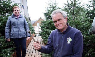 Manfred Schröder und Helferin Melanie Allen im Eingangsbereich des Weihnachtsmarktes. Der Weg durch die Tannen führt auf eine große Fläche, auf der einige Buden stehen - und ein großer Baum. - Archivfoto: Meiko Haselhorst Manfred Schröder und Helferin Melanie Allen im Eingangsbereich des Weihnachtsmarktes. Der Weg durch die Tannen führt auf eine große Fläche, auf der einige Buden stehen - und ein großer Baum. - Archivfoto: Meiko Haselhorst
