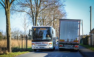 Wenn sich Bus und Lastwagen begegnen, wird es eng auf der Umlostraße. Die Anwohner fürchten um die Sicherheit ihrer Kinder. - Sarah Jonek Wenn sich Bus und Lastwagen begegnen, wird es eng auf der Umlostraße. Die Anwohner fürchten um die Sicherheit ihrer Kinder. - Sarah Jonek