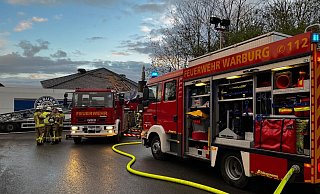 Bis in die Nacht wurde unterm Dach nach Glutnestern gesucht. Später sollte es mit Folie abgedichtet werden. - FFW Warburg Bis in die Nacht wurde unterm Dach nach Glutnestern gesucht. Später sollte es mit Folie abgedichtet werden. - FFW Warburg