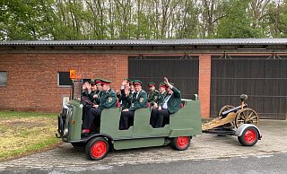 Neun Kanoniere transportiert „Erna“. Hinten auf dem Hänger fährt die Haubitze „Heini“ natürlich immer mit. - Schützenverein Alt-Espelkamp Neun Kanoniere transportiert „Erna“. Hinten auf dem Hänger fährt die Haubitze „Heini“ natürlich immer mit. - Schützenverein Alt-Espelkamp