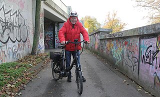 Eine Polizistin hat Wolfgang Willing (79) ein saftiges Bußgeld aufgedrückt, weil er auf seinem Fahrrad durch die Unterführung zur Kanalstraße geradelt ist. - Ulf Hanke Eine Polizistin hat Wolfgang Willing (79) ein saftiges Bußgeld aufgedrückt, weil er auf seinem Fahrrad durch die Unterführung zur Kanalstraße geradelt ist. - Ulf Hanke