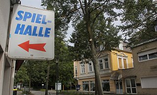 Mit einer Machete hat ein etwa 25 Jahre alter, unbekannter Mann diese Spielhalle an der Detmolder Straße überfallen. - Ulf Hanke Mit einer Machete hat ein etwa 25 Jahre alter, unbekannter Mann diese Spielhalle an der Detmolder Straße überfallen. - Ulf Hanke