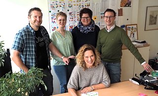 Die Zusammenarbeit mit diesem Führungsteam ist gut und macht stark, weiß Patricia Arendes-Meyn (vorn). Hinter ihr stehen Dennis Alers (v. l.), Janina Gamenik, Schulsekretärin Annette Husemann und Stephan Dreyer. Dazu gehört auch Isa Reschke-Obare. - Josef Köhne Die Zusammenarbeit mit diesem Führungsteam ist gut und macht stark, weiß Patricia Arendes-Meyn (vorn). Hinter ihr stehen Dennis Alers (v. l.), Janina Gamenik, Schulsekretärin Annette Husemann und Stephan Dreyer. Dazu gehört auch Isa Reschke-Obare. - Josef Köhne