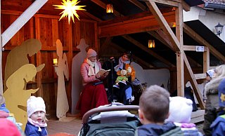 Den ganzen Nachmittag über wurden in der Krippe Geschichten für die ganze Familie vorgelesen. - Petra Kretschmer Den ganzen Nachmittag über wurden in der Krippe Geschichten für die ganze Familie vorgelesen. - Petra Kretschmer