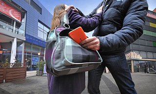 Um die Antanzdiebe am Hauptbahnhof war es zuletzt ruhig geworden. Jetzt ist die Masche wieder aufgefallen. - Symbolfoto: Andreas Frücht Um die Antanzdiebe am Hauptbahnhof war es zuletzt ruhig geworden. Jetzt ist die Masche wieder aufgefallen. - Symbolfoto: Andreas Frücht