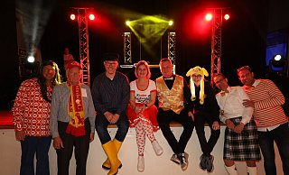 Auf die Party mit Top-Acts freuen sich (v. l.) der Vize-Vorsitzende Lars Rodewald, Mottogeber Klaus Kramer, Prinz Christian I. Hartmann, das Kranzkönigspaar Mareike und Carsten Strunz, Jugendprinz Mats Carl I. Wulf, der Vize-Präsident Ralf „Nippel“ Brüggenthies und Präsident Peter Hartmann. - Regina Brucksch Auf die Party mit Top-Acts freuen sich (v. l.) der Vize-Vorsitzende Lars Rodewald, Mottogeber Klaus Kramer, Prinz Christian I. Hartmann, das Kranzkönigspaar Mareike und Carsten Strunz, Jugendprinz Mats Carl I. Wulf, der Vize-Präsident Ralf „Nippel“ Brüggenthies und Präsident Peter Hartmann. - Regina Brucksch