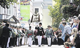 Beim Schützenfest in Höxter marschiert die Schützengilde wieder durch die Stadt – und feiert an einem anderen Ort. - David Schellenberg Beim Schützenfest in Höxter marschiert die Schützengilde wieder durch die Stadt – und feiert an einem anderen Ort. - David Schellenberg