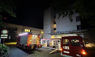 Einsatz am Klinikum Gütersloh: Die Feuerwehr musste Wasser aus einem Keller und einem Fahrstuhlschacht pumpen. Der Krankenhausbetrieb wurde nicht in Mitleidenschaft gezogen. - Thorsten Heß Einsatz am Klinikum Gütersloh: Die Feuerwehr musste Wasser aus einem Keller und einem Fahrstuhlschacht pumpen. Der Krankenhausbetrieb wurde nicht in Mitleidenschaft gezogen. - Thorsten Heß