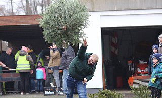 Der 13-jährige Mick Brinkmann übt sich zum ersten Mal in der Kunst, denTannenbaum so weit wie möglich zu werfen. - Elke Niedringhaus-Haasper Der 13-jährige Mick Brinkmann übt sich zum ersten Mal in der Kunst, denTannenbaum so weit wie möglich zu werfen. - Elke Niedringhaus-Haasper