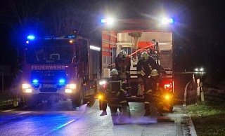 Auf der Kreisstraße 55 zog sich in der vergangenen Woche eine Ölspur von Borgholz bis Natzungen. Die beiden Löschgruppen waren auf mehreren Kilometern mit Bindemitteln im Einsatz. - Feuerwehr Borgentreich Auf der Kreisstraße 55 zog sich in der vergangenen Woche eine Ölspur von Borgholz bis Natzungen. Die beiden Löschgruppen waren auf mehreren Kilometern mit Bindemitteln im Einsatz. - Feuerwehr Borgentreich