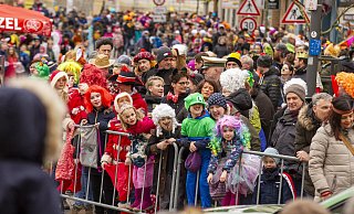 Entlang der Umzugsstrecke der Karnevalsparade dürfen keine Autos geparkt werden. - Niklas Tüns Entlang der Umzugsstrecke der Karnevalsparade dürfen keine Autos geparkt werden. - Niklas Tüns