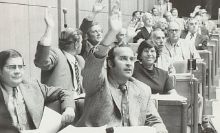 Im Oktober 1972 stimmt der Landtag über das Bielefeld-Gesetz ab. Auch Klaus Schwickert (vorn rechts), damals SPD-Landtagsabgeordneter und Landrat des Kreises Bielefeld, ist am Ende dafür. - Stadtarchiv/Nachlass Klaus Schwickert Im Oktober 1972 stimmt der Landtag über das Bielefeld-Gesetz ab. Auch Klaus Schwickert (vorn rechts), damals SPD-Landtagsabgeordneter und Landrat des Kreises Bielefeld, ist am Ende dafür. - Stadtarchiv/Nachlass Klaus Schwickert