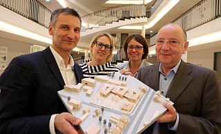 Dirk Pussert (v.l.), Kathrin Meise-Waltking, Ulrike Mössinger und Frank Otterbach (ISB) mit dem Modell, das an der Ecke Herforder Straße/Jöllheide drei trapezförmige Bauteile für Schule und Turnhalle sowie vorn einen Stadtteiltreff vorsieht. - wolfgang Rudolf Dirk Pussert (v.l.), Kathrin Meise-Waltking, Ulrike Mössinger und Frank Otterbach (ISB) mit dem Modell, das an der Ecke Herforder Straße/Jöllheide drei trapezförmige Bauteile für Schule und Turnhalle sowie vorn einen Stadtteiltreff vorsieht. - wolfgang Rudolf