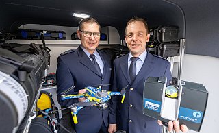 Andreas Koptik (l., Leiter der Direktion Verkehr) und Thomas Blömeke zeigen die Drohne und den 3D-Laserscanner. - Niklas Tüns Andreas Koptik (l., Leiter der Direktion Verkehr) und Thomas Blömeke zeigen die Drohne und den 3D-Laserscanner. - Niklas Tüns