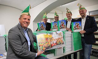 Karsten Husemann (v. l.), Klaus Ovenhausen, Frederik Bräkling, Swen Mäding und Thomas Göke sind stolz auf ihren farbenfrohen Bildband zum Rosenmontagszug. - Madita Schellenberg Karsten Husemann (v. l.), Klaus Ovenhausen, Frederik Bräkling, Swen Mäding und Thomas Göke sind stolz auf ihren farbenfrohen Bildband zum Rosenmontagszug. - Madita Schellenberg