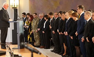 Bundespräsident Frank-Walter Steinmeier (l.), Bundeskanzler Olaf Scholz (2.v.r.), Mitglieder der Bundesregierung und geladene Gäste bei der zentralen deutschen Veranstaltung am Jahrestag des russischen Überfalls auf die Ukraine im Schloss Bellevue. - Wolfgang Kumm Bundespräsident Frank-Walter Steinmeier (l.), Bundeskanzler Olaf Scholz (2.v.r.), Mitglieder der Bundesregierung und geladene Gäste bei der zentralen deutschen Veranstaltung am Jahrestag des russischen Überfalls auf die Ukraine im Schloss Bellevue. - Wolfgang Kumm