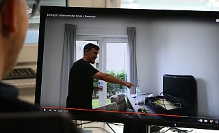 SCP07-Kicker Max Kruse wohnt seit kurzem in Paderborn. In seiner Wohnung sieht es noch recht spartanisch aus, aber die goldene Playstation hat schon einen festen Platz. - Frank Beineke SCP07-Kicker Max Kruse wohnt seit kurzem in Paderborn. In seiner Wohnung sieht es noch recht spartanisch aus, aber die goldene Playstation hat schon einen festen Platz. - Frank Beineke