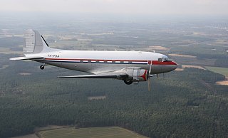 Die DC-3 "Royal Dakota" kommt aus Amsterdam nach Paderborn. - DDA Classic Airlines Die DC-3 "Royal Dakota" kommt aus Amsterdam nach Paderborn. - DDA Classic Airlines