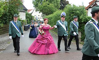 Schützenfest Muddenhagen: Barbara und Stefan Krull standen im Mittelpunkt beim Festumzug. - Saskia Jochheim Schützenfest Muddenhagen: Barbara und Stefan Krull standen im Mittelpunkt beim Festumzug. - Saskia Jochheim