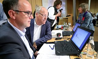 Für Spannung dürfte auch dieses Mal gesorgt sein: Wahlleiter und Oberbürgermeister Pit Clausen (SPD) und Volker Fliege, Leiter des zuständigen Bürgeramtes - Sarah Jonek Für Spannung dürfte auch dieses Mal gesorgt sein: Wahlleiter und Oberbürgermeister Pit Clausen (SPD) und Volker Fliege, Leiter des zuständigen Bürgeramtes - Sarah Jonek