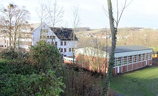 Das Liebfrauengymnasium ist in die Jahre gekommen. Im Hintergrund ist der sogenannte Neubau zu sehen, der aufgestockt werden soll. Rechts liegt die Turnhalle. - Johannes Büttner Das Liebfrauengymnasium ist in die Jahre gekommen. Im Hintergrund ist der sogenannte Neubau zu sehen, der aufgestockt werden soll. Rechts liegt die Turnhalle. - Johannes Büttner