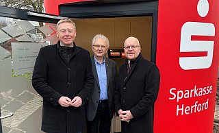 Bürgermeister Andreas Hüffmann (v. l.), sein Stellvertreter Erwin Steffen und Thorsten Gerhold, stellvertretendes Vorstandsmitglied der Sparkasse Herford, eröffneten den neuen SB-Pavillon der Sparkasse in Oetinghausen. - Sparkasse Bürgermeister Andreas Hüffmann (v. l.), sein Stellvertreter Erwin Steffen und Thorsten Gerhold, stellvertretendes Vorstandsmitglied der Sparkasse Herford, eröffneten den neuen SB-Pavillon der Sparkasse in Oetinghausen. - Sparkasse