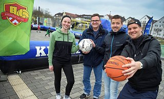 Tessa Otto (Bielefeld United), Jörg Hansmeier (Fan-Projekt), Manuel Völkel (Arminia) und Wim Gülich (Sportjugend), (v.li.) vertraten am Sonntag ihre Organisationen beim Spiel- und Sportfest. - Barbara Franke Tessa Otto (Bielefeld United), Jörg Hansmeier (Fan-Projekt), Manuel Völkel (Arminia) und Wim Gülich (Sportjugend), (v.li.) vertraten am Sonntag ihre Organisationen beim Spiel- und Sportfest. - Barbara Franke