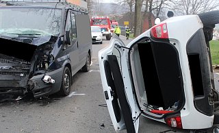 Die Fahrzeuge prallten frontal aufeinander. - Polizei Minden-Lübbecke Die Fahrzeuge prallten frontal aufeinander. - Polizei Minden-Lübbecke