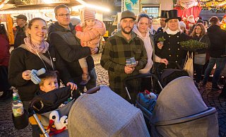 Svantje Büchner (v. l.) mit Levin, Matthäus Büchner mit Merle freuen sich über den am 22. November geborenen Linus (im Kinderwagen). Tim und Jennifer Hebrock sind mit dem am 2. Dezember geborenen Noah zur Ravensberger Himmelspforte gekommen. - Ralf Bittner Svantje Büchner (v. l.) mit Levin, Matthäus Büchner mit Merle freuen sich über den am 22. November geborenen Linus (im Kinderwagen). Tim und Jennifer Hebrock sind mit dem am 2. Dezember geborenen Noah zur Ravensberger Himmelspforte gekommen. - Ralf Bittner