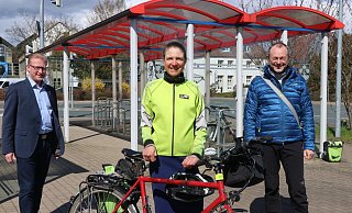 Angela Brüning und Uwe Diekmann (r.) vom ADFC, hier mit Bürgermeister Thomas Meyer, setzen sich für die Belange der Radfahrenden ein. - Ekkehard Wind Angela Brüning und Uwe Diekmann (r.) vom ADFC, hier mit Bürgermeister Thomas Meyer, setzen sich für die Belange der Radfahrenden ein. - Ekkehard Wind