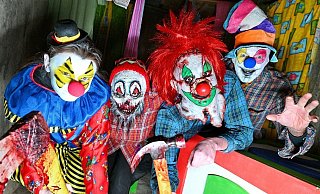 Im Haus der Albtäume erwartet die Clowns-Familie die Besucher. - Barbara Franke Im Haus der Albtäume erwartet die Clowns-Familie die Besucher. - Barbara Franke