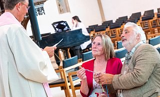 Pfarrer Christian Rasch spricht den Segen für Heidi Pahmeyer und Manfred Dunst. Das Paar hatte während Corona geheiratet und sich spontan für die Segenshochzeit entschieden. - Ralf Bittner Pfarrer Christian Rasch spricht den Segen für Heidi Pahmeyer und Manfred Dunst. Das Paar hatte während Corona geheiratet und sich spontan für die Segenshochzeit entschieden. - Ralf Bittner
